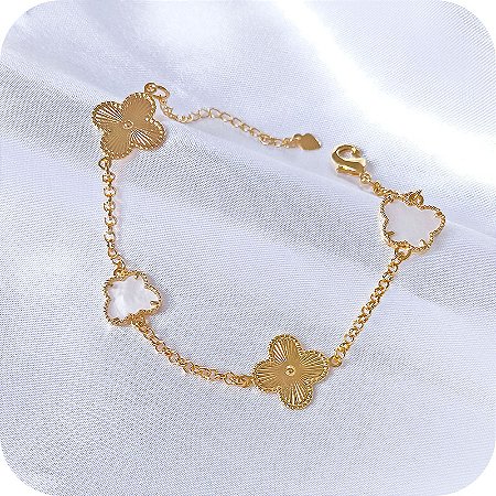 Pulseira de Trevos com Borboletas em Madrepérola - Banhada a Ouro 18k