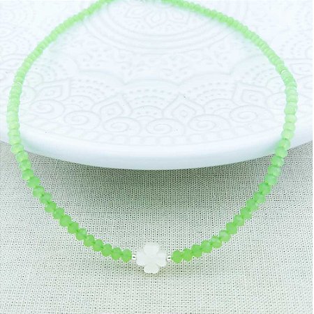 Choker De Prata Cristais Verdes Com Trevo em Madrepérola
