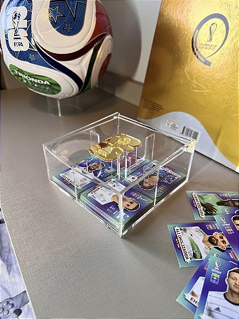 Caixa Premium para Figurinhas da Copa 2026 em Acrílico Transparente com Detalhe Dourado – Organizador de Coleção e Expositor Decorativo