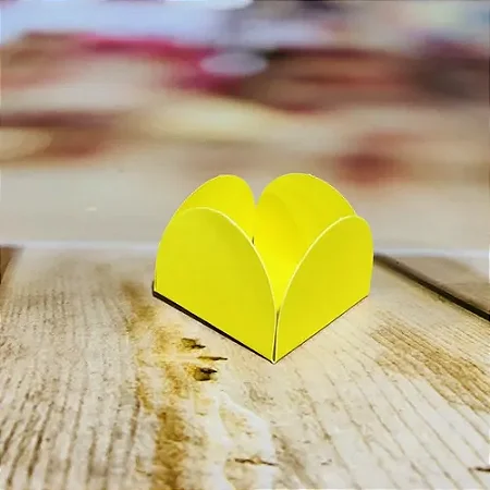 50 Forminhas Amarelo Para Doces 4 Pétalas G 4X4X2.7 ( 55.3 ) Nc Toys G