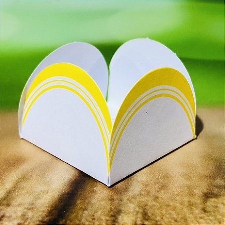 50 Forminhas Para Doces Francesinha Amarelo 4 Pétalas 10.69 Nc Toys Simples
