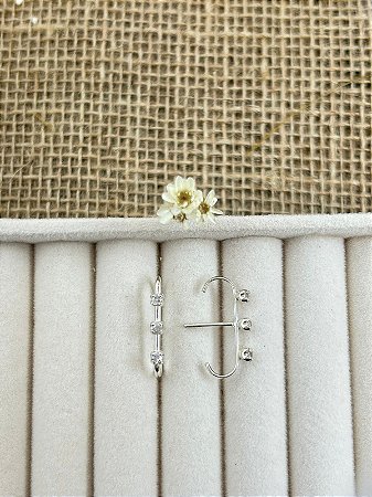 BRINCO EAR HOOK TRES ZIRCONIAS 2,5MM MEIA CANA PRATA 925