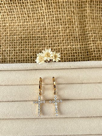 BRINCO ARGOLA CRUZ PENDENTE CRAVEJADA BANHADO A OURO