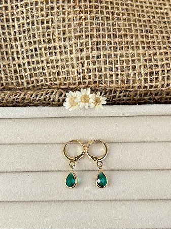 BRINCO ARGOLA COM GOTA PENDENTE VERDE BANHADO A OURO