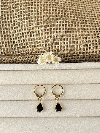BRINCO ARGOLA COM GOTA PENDENTE PRETA BANHADO A OURO