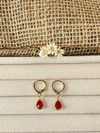 BRINCO ARGOLA COM GOTA PENDENTE VERMELHO BANHADO A OURO