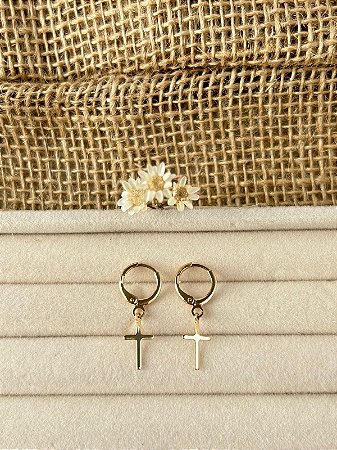 BRINCO ARGOLA COM CRUZ PENDENTE BANHADO A OURO