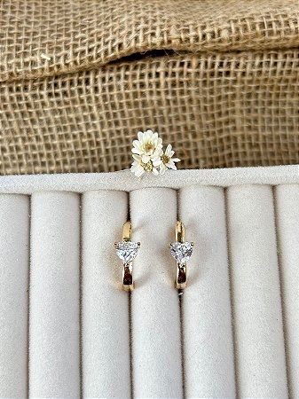 BRINCO ARGOLA OVAL COM ZIRCÔNIA CORAÇÃO M BANHADO A OURO