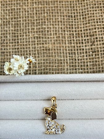 PINGENTE CACHORRO COM DETALHES CRAVEJADOS BANHADO A OURO