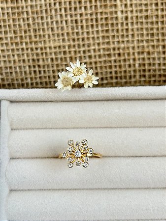 ANEL FLOR CRAVEJADO COM ZIRCÔNIAS BANHADO A OURO