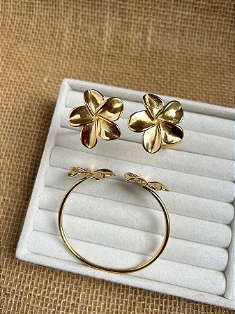 BRACELETE FLORES AÇO INOXIDÁVEL DOURADO