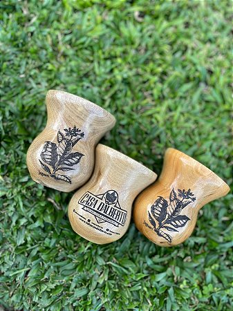 Cuia de Imbuia com arte de pé de tobacco