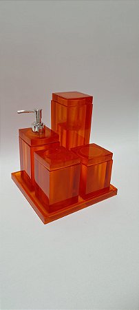 KIT COM 4 POTES E BANDEJA NA COR TANGERINA TR, LINHA QUADRADA EM RESINA DE POLIESTER.