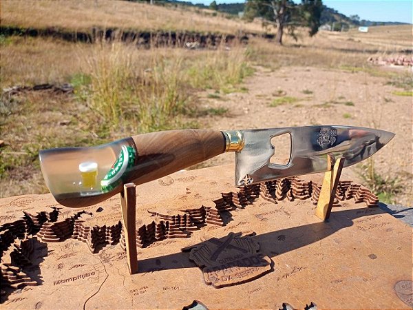 Faca artesanal abridor de garrafa com detalhe no cabo