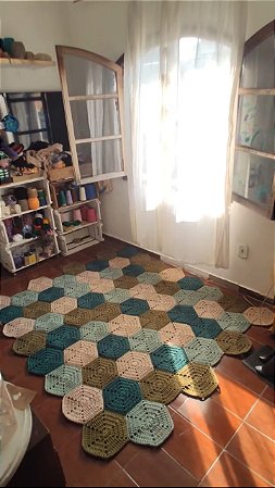 Tapete de Crochê em Hexágonos — Design Moderno e Conforto Artesanal