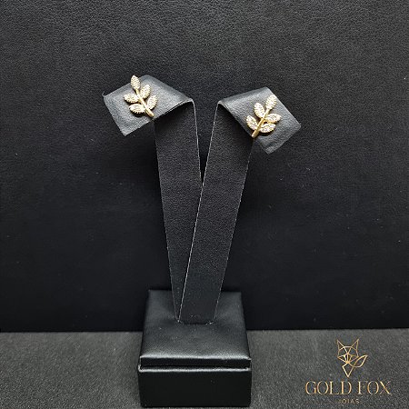 BRINCO FOLHA CRAVEJADA - BANHADO A OURO 18K
