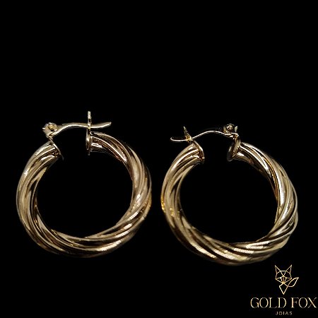 BRINCO ARGOLA TUBO TRABALHADA G FECHO ITALIANO - BANHADO A OURO 18K