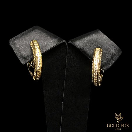 BRINCO ARGOLA CRAVEJADA FRENTE E LATERAL CRISTAL G - BANHADO A OURO 18K