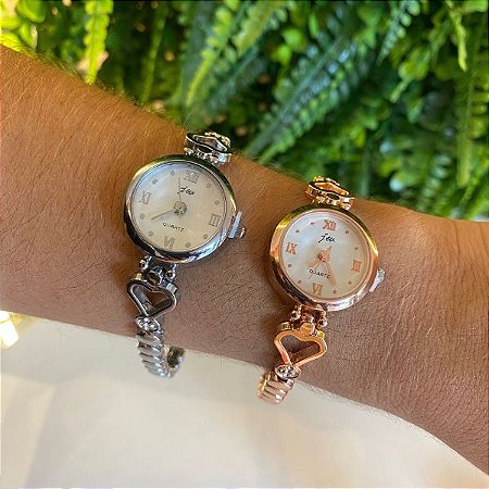 Relógio Feminino Minimalista com Coração Vazado