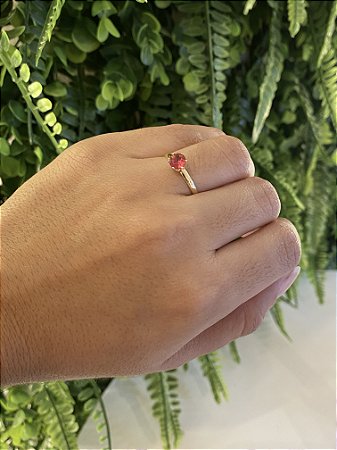 Anel Solitário com Pedra Fúcsia ou Verde – Semijoia Elegante Banhada a Ouro 18k