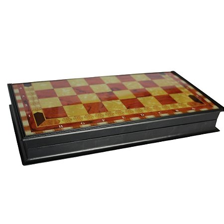 Peças de xadrez em um tabuleiro de xadrez