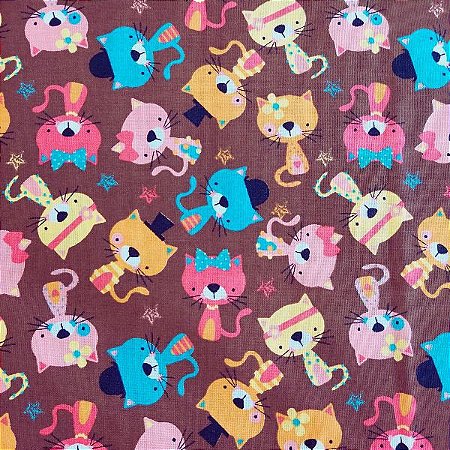 Tecido Tricoline para Patchwork com Estampa de Gatos Coloridos em Tons de Azul, Rosa, Amarelo e Pequenas em Fundo Marrom