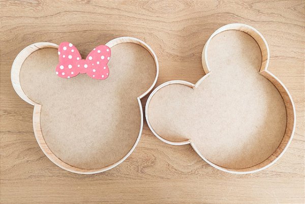 Bandeja Mickey ou Minnie em Madeira Natural - 30x28x3cm