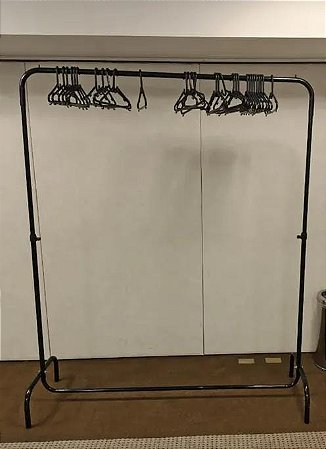 Aluguel de Arara de Roupas Simples - Cor: Preta