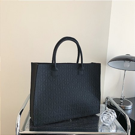 Bolsa Tiracolo - Cor Preto, Tecido Aveludado - Modelo Helena