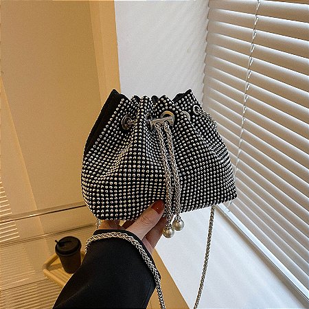 Bolsa Saco com tachas - Cor Preto, Couro Sintético - Modelo Martina