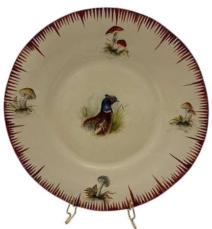 PRATO RASO AMASSADO PINCELADO VERMELHO E DESENHO DE FAISAO E COGUMELOS