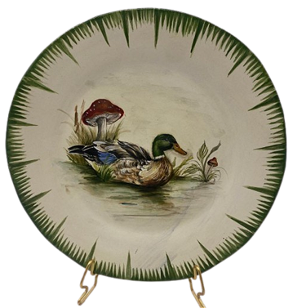 PRATO SOBREMESA AMASSADO PINCELADO VERDE E DESENHO DE PATO E COGUMELOS