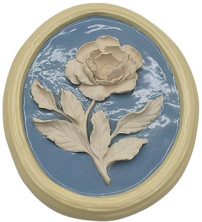 QUADRO OVAL AZUL COM APLICAÇÃO DE HIBISCO