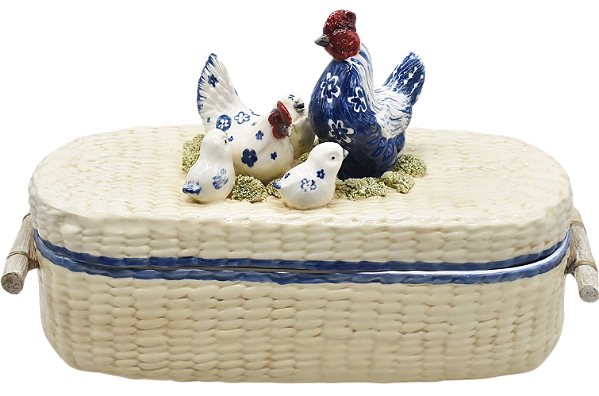 CAIXA CESTARIA COM APLICAÇÃO DE GALO AZUL E GALINHA BRANCA COM FLORES