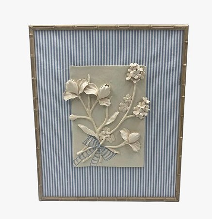 QUADRO COM APLICAÇÕES DE FLORES BRANCAS E LAÇO AZUL E PASPATUR TECIDO AZUL