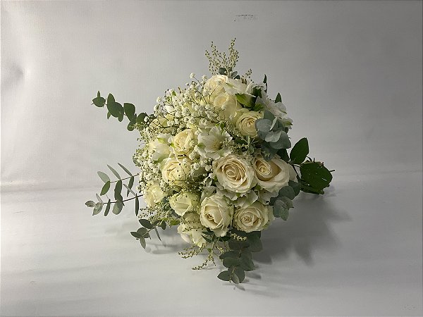 Buquê de Noiva - Elegância Clássica em Branco