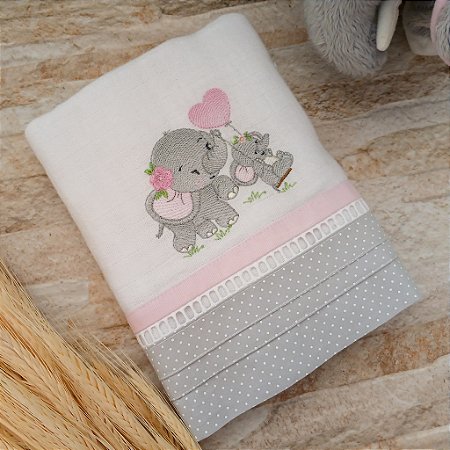 Fralda de Ombro Dupla com Barrado e Bordado Personalizado