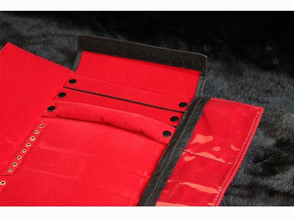 Mostruário vermelho revestido em courino.