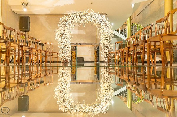 Arco Branco de Flores de Cerejeiras para o Cerimonial