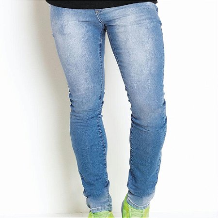 Calça AzulCom Lavação Clara e Detalhes Amassados