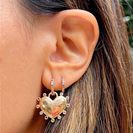 Brincos argola 2 em 1 com pingente removível coração cheio cravejado zircônias color nas laterais.