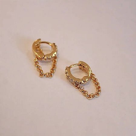 Brincos argolinha cravejada de zircônia cristal com corrente lateral
