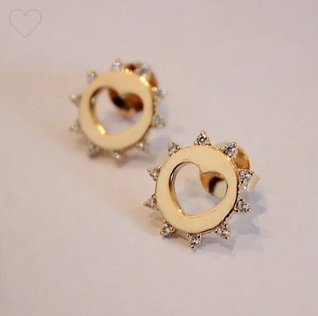 Brincos pino corações vazados com zircônias cristal nas laterais