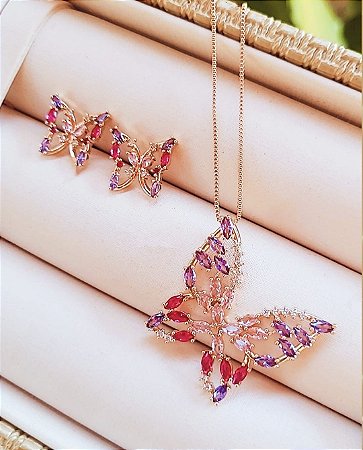 Conjunto colar e brincos de borboleta cravejados com cristais e zircônias color