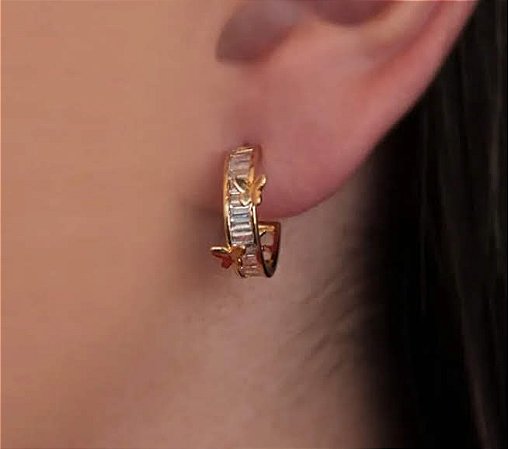 Brincos argolinha aberta cravejadas com zircônias baguete cristal e borboletas lisas nas laterais