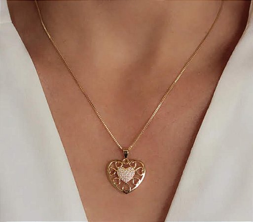 Colar pingente coração vazado com detalhe cravejado com zircônias cristal