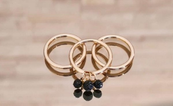 Anel três alianças uma com pingentes cravejados com zircônias negras