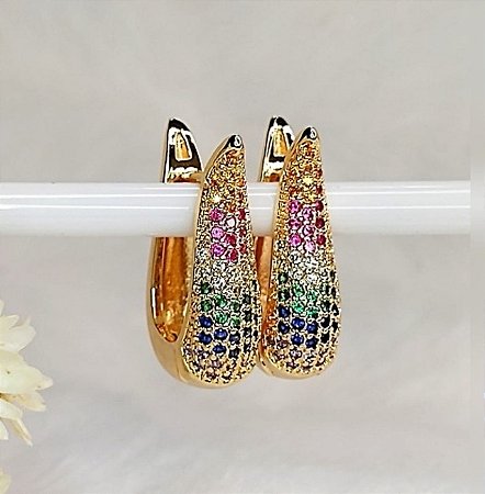 Brincos argola vírgula cravejada com zircônias color