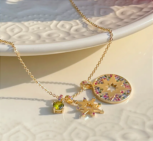 Colar com três pingentes removíveis com estrela cravejada com zircônias color