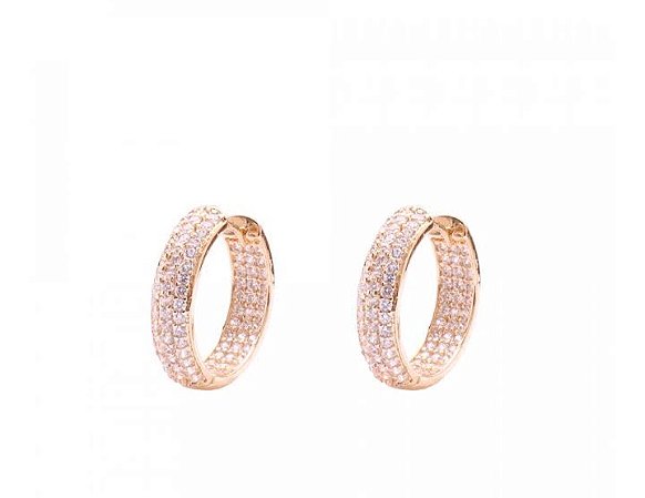 Brincos argolas grossas cravejadas com zircônias cristal